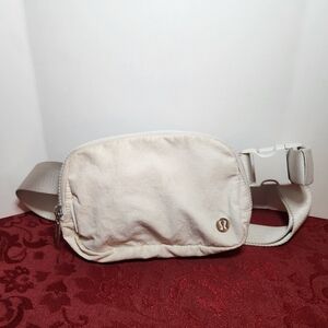 Lululemon Everywhere Belt Bag 1L White Opal Ivory